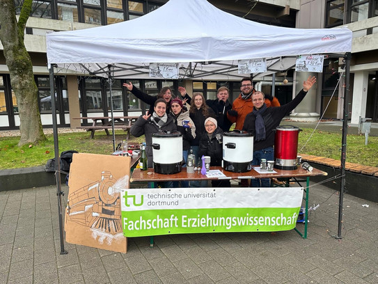 Fachschaftsrat beim Glühweinstand