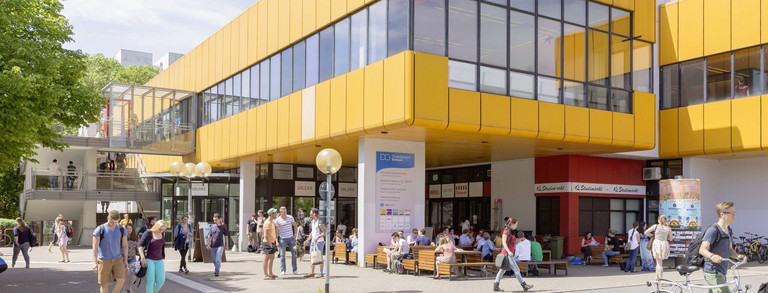 Mensa Campus Nord mit ein paar Studenten