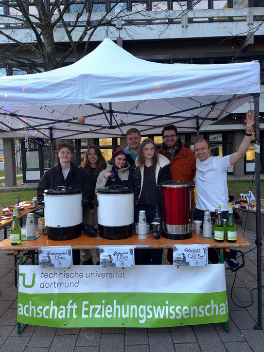 Fachschaftsrat beim Glühweinstand