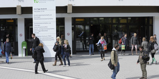 Studierende laufen in das Gebäude der Emil-Figge-Str. 50